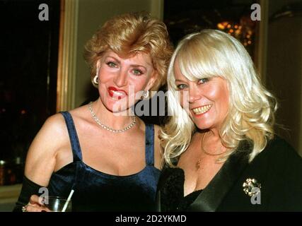 PA NEWS PHOTO 7/5/98 COMÉDIENNE FAITH BROWN ET ACTRICE WENDY RICHARD AU CAFE ROYAL À LONDRES POUR LA RADIO FOUR, DESERT ISLAND DISCS CÉLÉBRITÉ CASTAWAY DÎNER DANS LE CADRE DE L'ASSOCIATION POUR LES ENFANTS AVEUGLES ET MALVOYANTS Banque D'Images