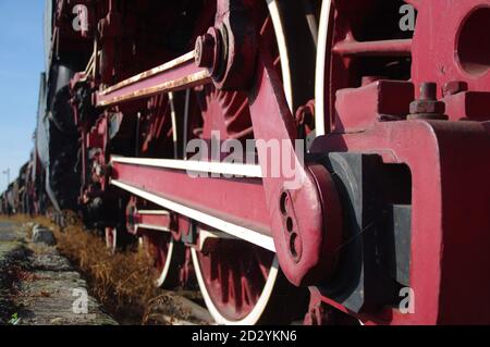 Roues de train vintage rouges. Pièce de locomotive rétro. Banque D'Images