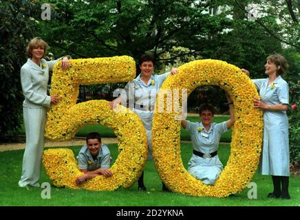 PA NEWS PHOTO 7/5/98 ACTRICE JENNY SEAGROVE (À GAUCHE) À UN PHOTOCALL À LONDRES AVEC BECKY CHADY (AU CENTRE) L'INFIRMIÈRE MARIE CURIE DE L'ANNÉE, UNE INFIRMIÈRE DE SOINS DU CANCER ET D'AUTRES INFIRMIÈRES DE SOINS Banque D'Images