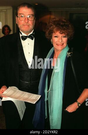 PA NEWS PHOTO 7/5/98 ACTRICE JANET SUZMAN ET UN HOMME COMPAGNON À L'HÔTEL GROSVENOR HOUSE DE LONDRES POUR LE PRIX DE LA RADIO SONY Banque D'Images