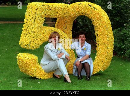 PA NEWS PHOTO 7/5/98 ACTRICE JENNY SEAGROVE (À GAUCHE) À UN PHOTOCALL À LONDRES AVEC BECKY CHADY, INFIRMIÈRE MARIE CURIE DE L'ANNÉE, INFIRMIÈRE EN CANCÉROLOGIE Banque D'Images