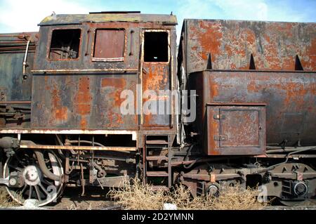 Train à charbon historique. Locomotive à vapeur rouillée oubliée. Nostalgie pour les machines rétro. Banque D'Images
