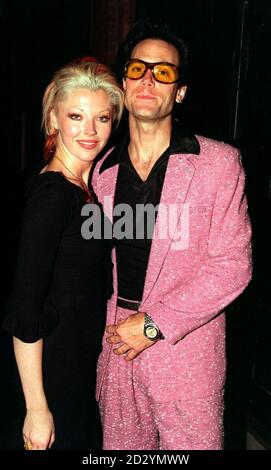 PA NEWS PHOTO 20/5/98 TAMARA BECKWITH ET UN AMI MÂLE ASSISTENT À LA PRODUCTION DU « ROCKY HORROR SHOW » THEATRE, CO-ORGANISÉE PAR JASON DONOVAN LORS DE LA FÊTE DU 25E ANNIVERSAIRE DU SPECTACLE À LONDRES Banque D'Images