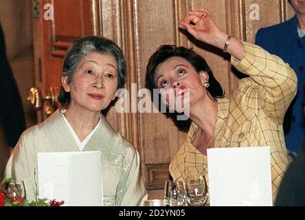 L'impératrice japonaise Michiko a déjeuné au numéro 10 Downing Street, avec Cherie Blair, l'épouse du Premier ministre britannique Tony Blair, aujourd'hui(jeudi). Le déjeuner, donné par les Blades à l'empereur Akihito et à l'impératrice, fait partie de la visite d'État de cinq jours du couple royal en Grande-Bretagne. (PA photo/WPA/Rota/Johnny Eggitt) Banque D'Images