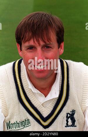 Tim Munton, équipe de cricket du comté de Warwickshire. *18/1/2000 Tim Munton, a mis fin à sa longue association avec le club Edgbaston pour signer un contrat de deux ans avec Derbyshire. L'ancien paceman d'Angleterre, aujourd'hui 34 ans, avait passé plus d'une décennie dans le Warwickshire, bien qu'une période marquée par une série de problèmes de blessures, mais il insiste sur le fait qu'il est suffisamment en forme pour faire un impact. Banque D'Images