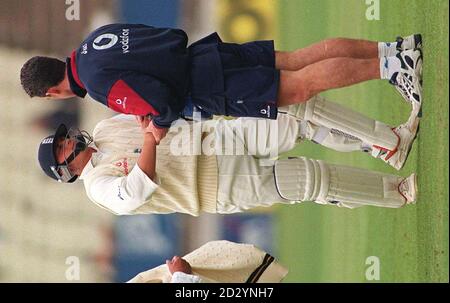 Darren Gough d'Angleterre reçoit un traitement pour une main blessée de l'équipe physique Wayne Morton pendant la deuxième journée du premier test contre l'Afrique du Sud d'aujourd'hui (vendredi) à Edgbaston. PHOTO DAVID JONES/PA Banque D'Images