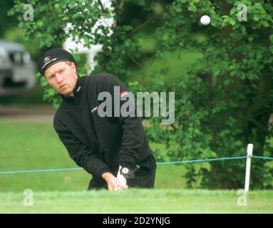 L'année dernière, le gagnant Per-Ulrik Johansson(Suède) jetons d'un bunker sur le 5ème vert lors de l'Open d'Angleterre à Hanbury Manor, Herts Today (jeudi). Photo de Michael Stephens/PA. Banque D'Images