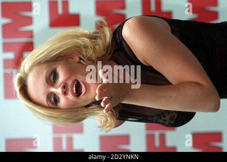Mannequin et présentateur Jenny McCarthy souffle un baiser pendant un photocall aujourd'hui (vendredi) après qu'elle a été nommée par FHM Magazine la femme la plus sexy dans le monde 1998. Photo de Stefan Rousseau/PA. Banque D'Images