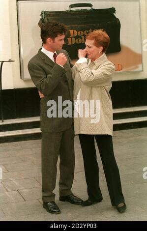 PA NEWS PHOTO 4/6/98 PHILLIP SCHOFIELD À UN PHOTOCALL À LONDRES POUR SA NOUVELLE COMÉDIE MUSICALE WEST END 'D R. DOLITTLE' AVEC SA CO-STAR JULIE ANDREWS QUI JOUERA LE PARROT, POLYNÉSIE. LE SPECTACLE EST PRÉSENTÉ EN PREMIÈRE À L'APOLLO DE LABATT, HAMMERSMITH, LE 14 JUILLET 1998 Banque D'Images