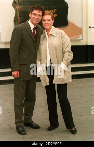 PA NEWS PHOTO 4/6/98 PHILLIP SCHOFIELD À UN PHOTOCALL À LONDRES POUR SA NOUVELLE COMÉDIE MUSICALE WEST END 'D R. DOLITTLE' AVEC SA CO-STAR JULIE ANDREWS QUI JOUERA LE PARROT, POLYNÉSIE. LE SPECTACLE EST PRÉSENTÉ EN PREMIÈRE À L'APOLLO DE LABATT, HAMMERSMITH, LE 14 JUILLET 1998 Banque D'Images