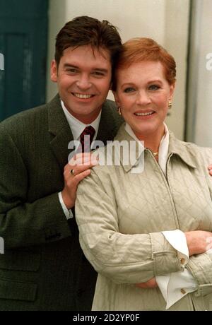 PA NEWS PHOTO 4/6/98 PHILLIP SCHOFIELD À UN PHOTOCALL À LONDRES POUR SA NOUVELLE COMÉDIE MUSICALE WEST END 'D R. DOLITTLE' AVEC SA CO-STAR JULIE ANDREWS QUI JOUERA LE PARROT, POLYNÉSIE. LE SPECTACLE EST PRÉSENTÉ EN PREMIÈRE À L'APOLLO DE LABATT, HAMMERSMITH, LE 14 JUILLET 1998 Banque D'Images