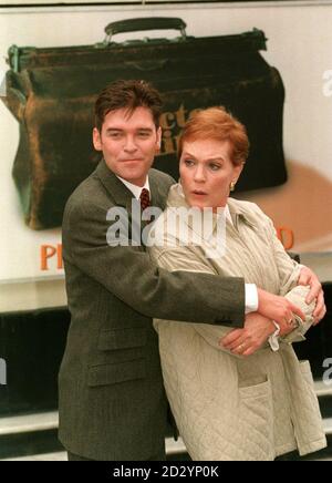 PA NEWS PHOTO 4/6/98 PHILLIP SCHOFIELD À UN PHOTOCALL À LONDRES POUR SA NOUVELLE COMÉDIE MUSICALE WEST END 'D R. DOLITTLE' AVEC SA CO-STAR JULIE ANDREWS QUI JOUERA LE PARROT, POLYNÉSIE. LE SPECTACLE EST PRÉSENTÉ EN PREMIÈRE À L'APOLLO DE LABATT, HAMMERSMITH, LE 14 JUILLET 1998 Banque D'Images