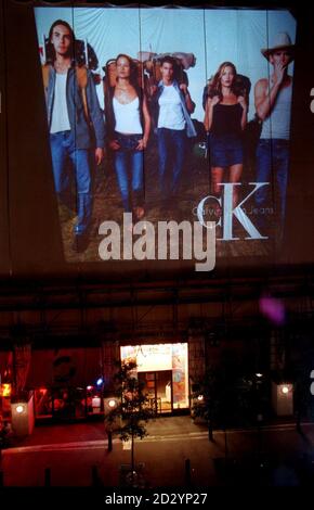 LA MAISON DE MODE CALVIN KLEIN LANCE SA NOUVELLE CAMPAGNE PUBLICITAIRE POUR LEURS NOUVEAUX JEANS EN PROJETANT UNE PUBLICITÉ DE JEUNES MODÈLES, Y COMPRIS LE SUPER MODÈLE KATE MOSS, SUR LE CÔTÉ DE L'OPÉRA ROYAL DANS LE COVENT GARDEN DE LONDRES, QUI EST EN COURS DE RECONSTRUCTION. Banque D'Images