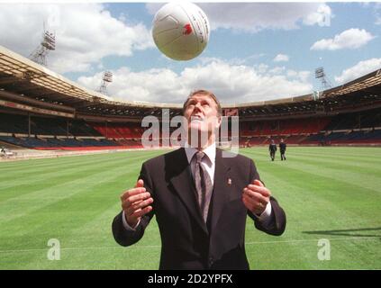 EMBARQUEMENT: NE PAS POUR PUBLICATION AVANT 00:01 HRS SAMEDI 13 JUIN 1998: Le héros final de la coupe du monde d'Angleterre, Geoff Hurst, sur le terrain au stade de Wembley aujourd'hui (vendredi). Hurst, doit être fait chevalier dans la liste des distinctions honorifiques publiée demain. Photo de Tim Ockenden/PA. Voir l'histoire de PA HONORE Hurst Banque D'Images