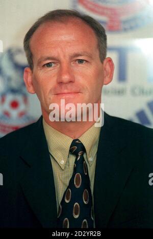 Directeur de Foodball au Crystal Palace Steve Coppell lors d'une conférence de presse sur leur terrain de Selhurst Park à Londres pour annoncer officiellement Terry Venactive comme nouveau directeur. 1/8/00: Coppell a quitté le club par consentement mutuel. *le Président Simon Jordan a affirmé qu'à la suite d'une réunion entre lui-même et Coppell, un accord à l'amiable avait été conclu. * lundi 30 avril 2001 Steve Coppell pendant une conférence de presse. Le président du Crystal Palace, Simon Jordan, a exclu un retour pour Steve Coppell et Jordan n'envisagera pas Dave Bassett, le patron de Wycombe, Lawrie Sanchez ou le directeur de Brighton, Micky Banque D'Images