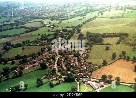 Une vue aérienne du village d'Eaton à Cheshire où Claire Hart, jeune fille disparue, a disparu alors qu'elle se rendait à l'école. 18/5/99: Craig Aaron Smith a été reconnu coupable de son meurtre à la Cour de justice de Chester. Banque D'Images