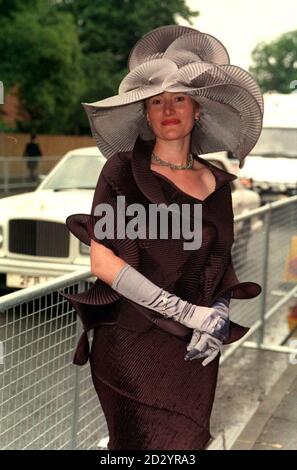 UN GARDIEN DE COURSE ARRIVE LE JOUR DES DAMES À LA RÉUNION DE COURSE DE ROYAL ASCOT EN 1998. Banque D'Images