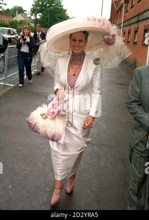 UN GARDIEN DE COURSE ARRIVE LE JOUR DES DAMES À LA RÉUNION DE COURSE DE ROYAL ASCOT EN 1998. Banque D'Images