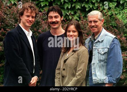 (DE GAUCHE À DROITE) JONATHAN FIRTH, NATHANIEL PARKER, PALOMA BAEZA ET NIGEL TERRY, QUI FONT PARTIE D'UNE PRODUCTION TÉLÉVISÉE DE GRENADE DE THOMAS HARDY, « LOIN DE LA FOULE DE LA MADIÉRIE », QUI COMMENCE LE 6 JUILLET 1998. Banque D'Images