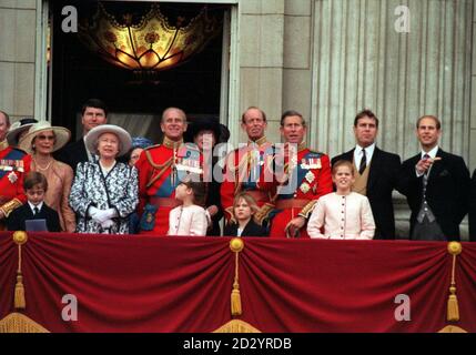 La famille royale regarde le flipper traditionnel depuis le balcon de Buckingham Palace après le Trooping de la couleur pour l'anniversaire officiel de la Reine. * DE GAUCHE À DROITE. PETIT GARÇON : L'ÉTERNEL DOWNPATRICK, PETIT-FILS DU DUC DE KENT; LA REINE, LE DUC D'ÉDIMBOURG [DERRIÈRE SE TROUVENT LE CAPITAINE TIM LAURENCE ET LA PRINCESSE MARGARET, LE DUC D'ÉDIMBOURG, LADY HELEN TAYLOR, LE DUC DE KENT, LE PRINCE CHARLES, LE DUC D'YORK ET LE PRINCE EDWARD. LES TROIS PETITES FILLES (G-D) LA PRINCESSE EUGÉNIE, LADY MARINA-CHARLOTTE WINDSOR - PETITE-FILLE DU DUC DE KENT ET DE LA PRINCESSE BEATRICE. Banque D'Images