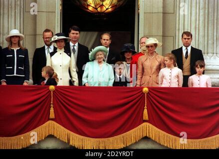 LES MEMBRES DE LA FAMILLE ROYALE REGARDENT LE SURVOL TRADITIONNEL DEPUIS LE BALCON DE BUCKINGHAM PALACE APRÈS LE TROOPING DE LA COULEUR EN L'HONNEUR DE L'ANNIVERSAIRE OFFICIEL DE LA REINE. DE GAUCHE À DROITE. LADY GABRIELLA WINDSOR, FILS DU DUC DE KENT [NOM INCONNU] PRINCESSE ANNE CAPITAINE TIM LAURENCE, REINE MÈRE, PRINCE EDWARD, FEMMES NON IDENTIFIÉES, DUC DE YORK. LE PETIT GARÇON - LORD DOWNPATRICK, PETIT-FILS DU DUC DE KENT; LES TROIS PETITES FILLES L-R LADY MARINA-CHARLOTTE WINDSOR - PETITE-FILLE DU DUC DE KENT ET DE LA PRINCESSE BEATRICE. Banque D'Images