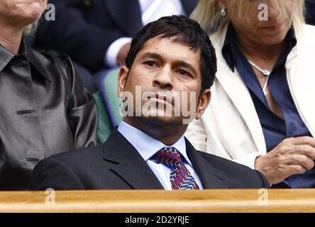 Cricketer Sachin Tendulkar dans la boîte royale le sixième jour des Championnats de Wimbledon 2011 au All England Lawn tennis and Croquet Club, Wimbledon Banque D'Images