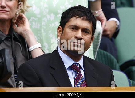 Cricketer Sachin Tendulkar dans la boîte royale le sixième jour des Championnats de Wimbledon 2011 au All England Lawn tennis and Croquet Club, Wimbledon Banque D'Images