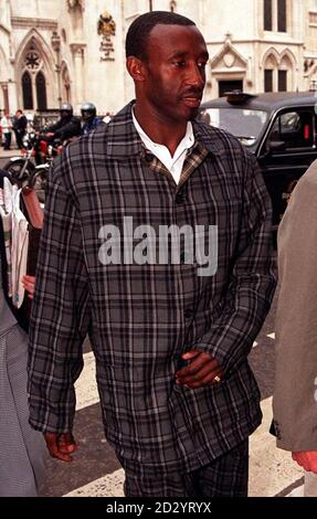 L'athlète olympique Linford Christie devant la haute Cour de Londres aujourd'hui (vendredi), le troisième jour de son action en diffamation contre l'ancien voleur armé devenu auteur, John McVicar, suite à des allégations selon lesquelles l'ancien champion du monde sprinter a pris des médicaments améliorant les performances. Voir PA Story COURTS Christie. Photo de Paul Treacy/PA Banque D'Images