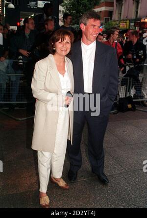 PA NEWS 24/6/98 L'ACTRICE JULIE WALTERS ET LE MARI GRANT ROFFEY ARRIVENT POUR LA PREMIÈRE DE L'ORGANISME DE BIENFAISANCE 'GIRLS NIGHT' SUR LA PLACE LEICESTER À LONDRES. LE FILM A ÉTÉ ÉCRIT PAR KAY MELLOR ET LES CO-STARS BRENDA BLETHYN. Banque D'Images