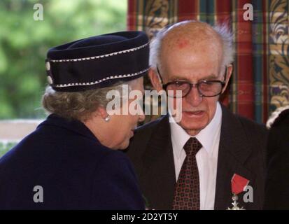 Sa Majesté la Reine avec le chef du groupe écossais Jimmy Shand lors de sa visite au Letham Accordion Fiddle Group, à Fife aujourd'hui (mardi). Piscine EDI photo par Chris Bacon/PA Banque D'Images