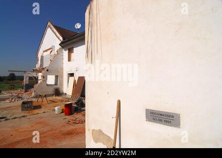 les bâtiments sont démolis dans les zones humides de danube pendant le déplacement après un grande inondation en 2013 Banque D'Images