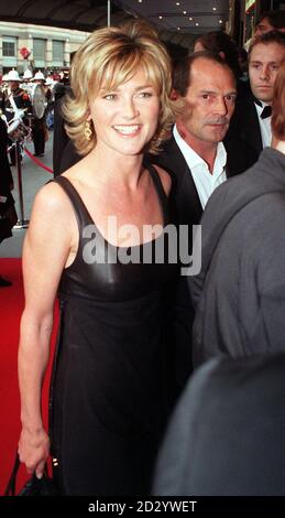 La star de la télévision Anthea Turner arrive avec son mari Peter Powell , pour la première de ce soir (mardi) de la comédie musicale Doctor Dolittle de 4 millions, à l'Apollo de Labatt à Londres, Hammersmith. Voir l'histoire de PA SHOWBIZ Dolittle. Photo de Ben Curtis/PA Banque D'Images