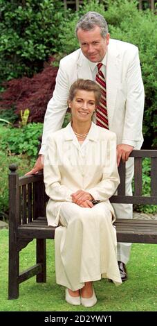 Martin Bell, député de Tatton, présente sa nouvelle mariée Fiona, lors d'un appel photo à sa maison de Great Budworth aujourd'hui (lundi). Le député indépendant et l'ancien correspondant de la BBC ont épousé Fiona Goddard lors d'une cérémonie secrète au bureau d'enregistrement de Canterbury. Voir PA Story POLITICS Bell. Pic Dave Kendall. Banque D'Images