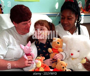 La patiente de trois greffes d'organes, âgée de six ans, Adele Chapman, se prépare à rentrer chez elle aujourd'hui (lundi), avec l'aide de sa mère Doreen et de l'infirmière Maxine Pryce (à droite) Picture DAVID JONES/PA Banque D'Images