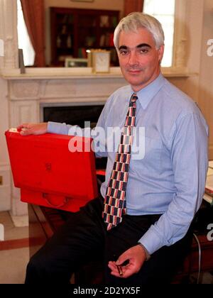 Le nouveau secrétaire à la sécurité sociale, Alistair Darling, occupe son nouveau poste ce matin (mardi). Voir PA Story POLITICS Darling. Photo de Michael Stephens/PA Banque D'Images