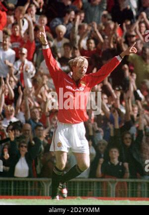 CETTE IMAGE NE PEUT ÊTRE UTILISÉE QUE DANS LE CONTEXTE D'UNE FONCTION ÉDITORIALE. MANCHESTER UTD V LEICESTER CITY : David Beckham de Manchester United célèbre son dernier égalisateur de gasp à dessiner avec Leicester City lors du match de football de FA Carling Premiership à Old Trafford. Photo de Peter Wilcock/PA. Banque D'Images