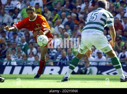 CETTE IMAGE NE PEUT ÊTRE UTILISÉE QUE DANS LE CONTEXTE D'UNE FONCTION ÉDITORIALE. Le buteur de Liverpool Michael Owen tente de passer le ballon devant le défenseur du Celtic Marc Rieper lors du match amical pour marquer l'ouverture du stand Jock Stein au Celtic Park aujourd'hui (samedi) photo EDI par Chris Bacon/PA Banque D'Images