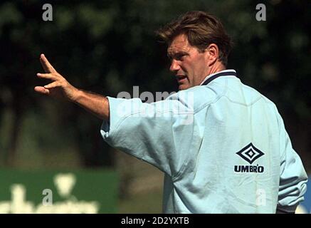 CETTE IMAGE NE PEUT ÊTRE UTILISÉE QUE DANS LE CONTEXTE D'UNE FONCTION ÉDITORIALE. L'entraîneur de football d'Angleterre Glenn Hoddle lors d'une séance d'entraînement à l'abbaye de Bisham cet après-midi (mercredi), alors que l'Angleterre se prépare à se qualifier pour le Championnat d'Europe 2000, avec leur premier match contre la Suède au début du mois prochain. Hoddle, a reçu récemment des critiques à la suite de la sérialisation dans un journal national la semaine dernière de son journal de coupe du monde, "Glenn Hoddle: The 1998 World Cup Story". Photo par Adam Bulter/PA*EDI*. Voir PA Story SOCCER Hoddle Banque D'Images