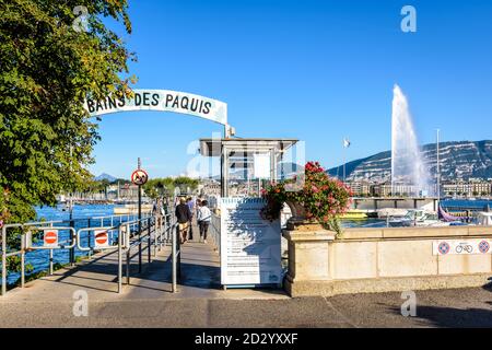 Entrée des bains publics des Paquis à Genève, Suisse, un après-midi ensoleillé. Banque D'Images