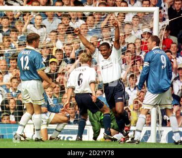 CETTE IMAGE NE PEUT ÊTRE UTILISÉE QUE DANS LE CONTEXTE D'UNE FONCTION ÉDITORIALE. Everton V Tottenham Hotspur : Spurs les Ferdinand (bras levés) se tourne pour célébrer le but qui lui a valu les 3 premiers points de la saison lors de leur match FA Carling Premiership à Goodison Park aujourd'hui (samedi). (Everton 0. Spires 1). Photo de Dave Kendall/PA. Banque D'Images