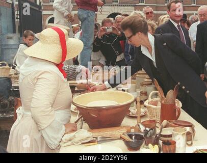 PA NEWS PHOTO 31/8/98 LA PRINCESSE ROYALE ACCOMPAGNÉE DE SON MARI LE COMMANDANT TIM LAURENCE VISITE UN MARCHÉ DE MEDIVAL, LORS DE LEUR VISITE AU FESTIVAL INTERNATIONAL DE LA MER À PORTSMOUTH. Banque D'Images