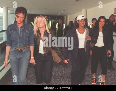 PA NEWS PHOTO 1/9/98 LES SPICE GIRLS (DE GAUCHE À DROITE) VICTORIA, EMMA, MEL B ET MEL C, RETOURNENT À HEATHROW APRÈS AVOIR TERMINÉ LA PARTIE AMÉRICAINE DE LEUR TOURNÉE SPICEWORLD. Banque D'Images