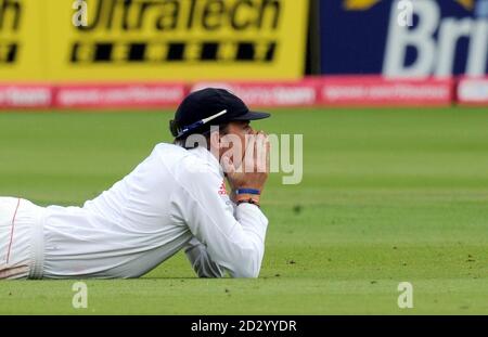 Le Graeme Swann d'Angleterre réagit après avoir laissé tomber VVS Laxman sur 0 pendant le troisième jour du premier test de npower au terrain de cricket de Lord's, Londres. Banque D'Images