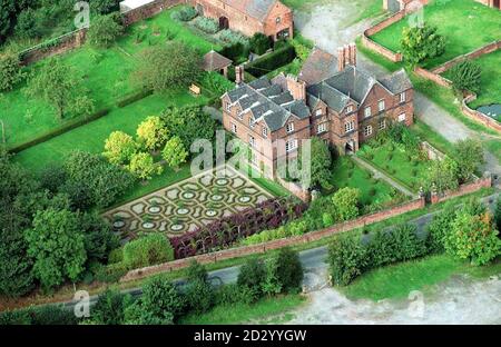 Embarquement au 1100 vendredi 11 septembre 1998 : une vue aérienne de Moseley Old Hall, le personnel, qui est arrivé premier dans la région des Midlands, alors que les maisons historiques préférées du pays ont été aujourd'hui (vendredi) nommées dans les Prix du patrimoine national 1998 de l'IPN. Voir PA Story ENVIRONMENT Houses. Banque D'Images