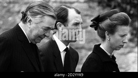 Le déclarant de bibliothèque daté du 1er août 1988 du major Peter Phillips (à gauche), dont la mort a été confirmée par Buckingham Palace le mardi 15 septembre 1998. Le major Phillips est photographié avec son fils, le capitaine Mark Phillips et son ancienne belle-fille, la princesse royale. Un porte-parole du capitaine Mark Phillips a déclaré que son père était décédé samedi au Ilsom House Nursing Home près de Tetbury, Gloucestershire. Voir PA Story DEATH Phillips. Photo de Martin Keene. DISPONIBLE EN NOIR ET BLANC UNIQUEMENT. Banque D'Images