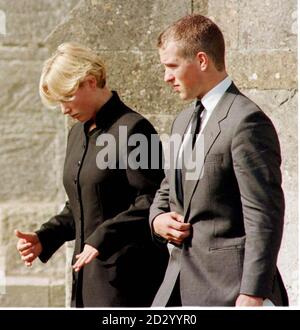 Peter et Zara Phillips, au funéraire de leur grand-père, le major Peter Phillips, à l'église Saint-Pierre et Saint-Paul dans le village de Great Somerford, Wiltshire, aujourd'hui (vendredi). Photo de Tim Ockenden. Voir PA Story FUNÈBRES Phillips. Banque D'Images