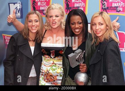 L'actrice Jenny McCarthy, qui a accueilli les MTV Europe Music Awards 1998, avec quatre nominés All Saints, à Londres, pour le dévoilement de la gamme et des nominations de cette année. Banque D'Images