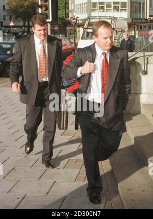PC Ken Boorman (à droite) et PC Stephan Hopkins arrivant au tribunal de Chelmsford, tous deux sont avec l'unité de chiens de police d'Essex. Un tribunal a entendu aujourd'hui que les maîtres-chiens de la police avaient reçu l'ordre de tailler leurs animaux en les puntant et en les faisant frapper pendant qu'ils pendaient de leurs fils au-dessus d'un mur. Les instructeurs de l'unité canine de police d'Essex ont également demandé aux maîtres de faire balancer des chiens agressifs sur leurs pistes « mode hélicoptère », a-t-on appris au Chelmsford Magistrats court. Quatre officiers de l'unité canine dont deux sont Boorman et Hopkins, nient la cruauté. Voir PA Story COURTS chiens. Photo de Michael Stephens/PA. Banque D'Images