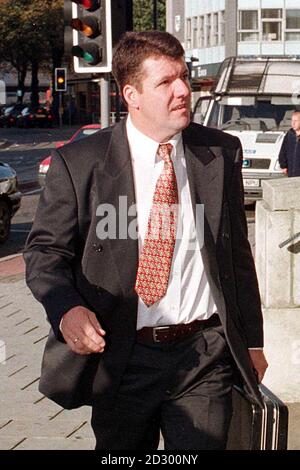 Le maître de chien de police d'Essex, PC Graham Hopkins, arrive aujourd'hui au tribunal de justice de Chelmsford (mardi). Un maître de chien de police a dit au tribunal comment il avait reçu l'ordre d'accrocher son chien sur un mur en bois par son plomb, puis de le faire pendre en le faisant pendre du sol. Le PC James English a déclaré qu'il avait reçu l'ordre du PC Graham Hopkins, instructeur d'entraînement de chien, lors d'un cours à l'unité d'entraînement de chien de la police d'Essex à Sandon, près de Chelmsford. L'agent a témoigné le deuxième jour d'un procès où trois instructeurs et un inspecteur de police sont accusés de cruauté envers les chiens de police. P Banque D'Images