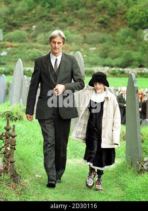Fichier de bibliothèque retransmis. Le Dr Shaun Russell et sa fille Josie s'éloignent du cimetière après les funérailles de Lin et Megan Russell au nord du pays de Galles le samedi 5 octobre 1996. Photo de Fiona Hanson/PA. Banque D'Images